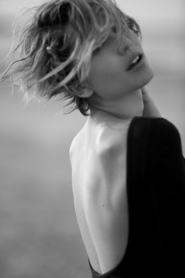 Cheveux courts + dos nu = le bon mix