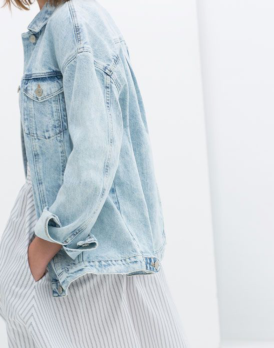 Rien de tel qu'une veste en jean un peu grande pour r�chauffer une robe estivale !