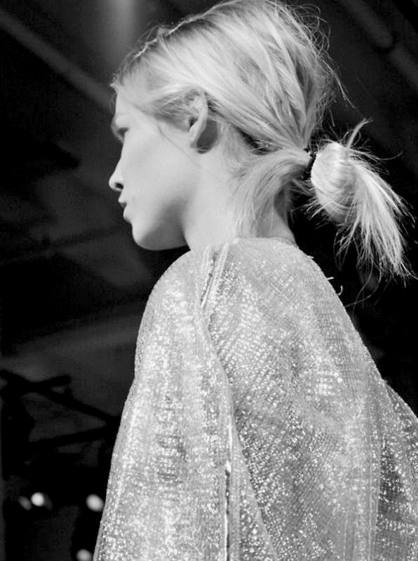 Oui au mix entre coiffure d�sinvolte et v�tement glitter !