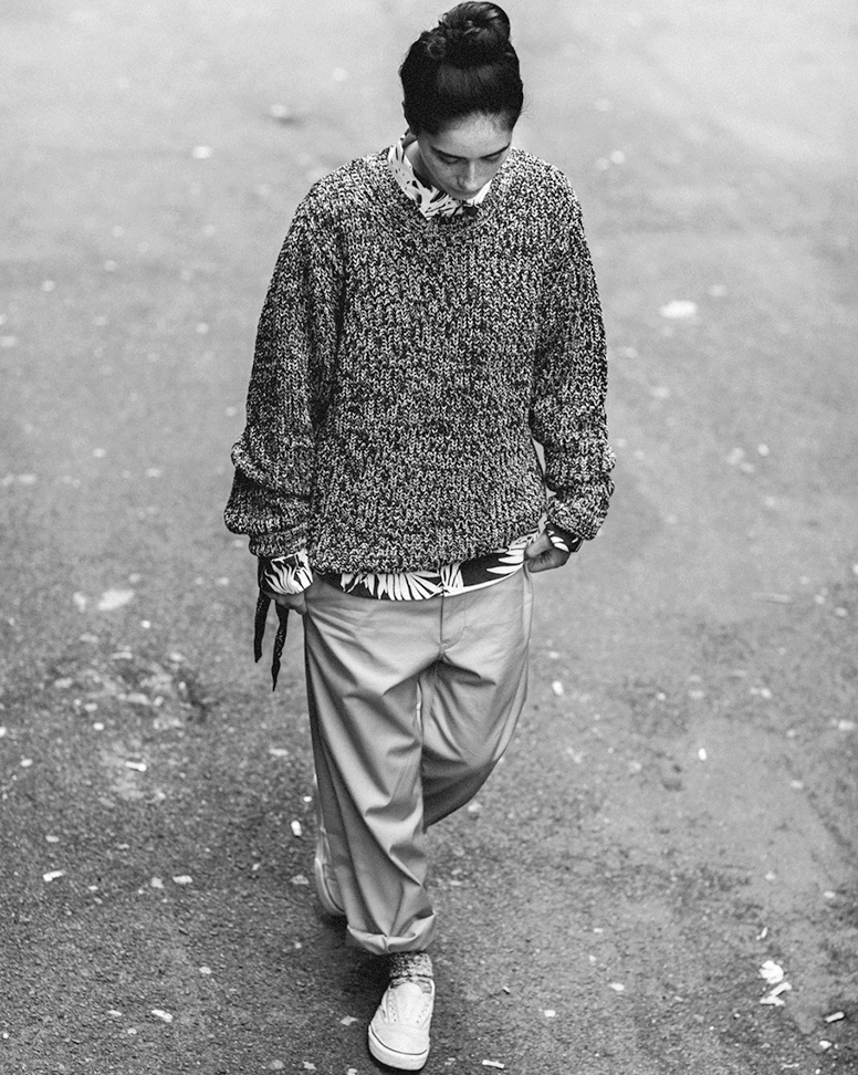 Toujours roulotter ses pantalons lorsqu'ils participent � un total look large...