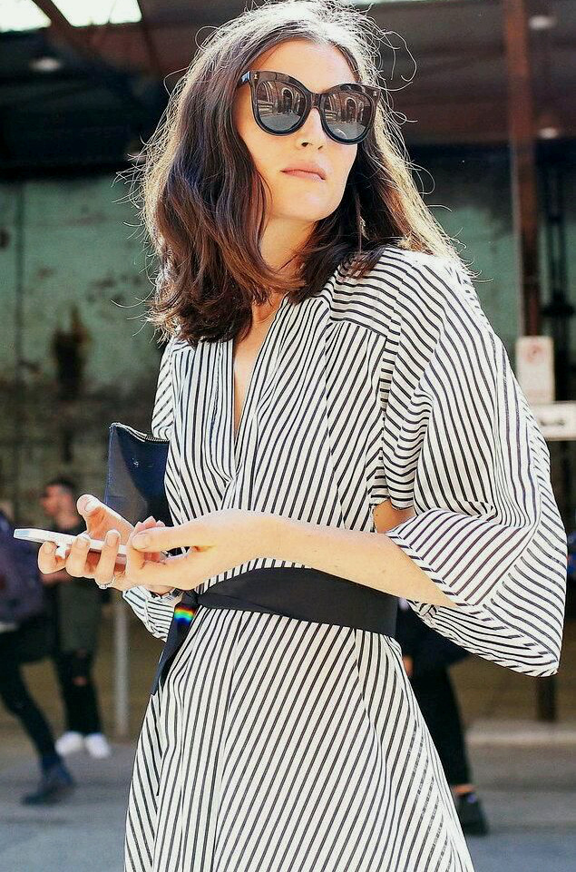 M�lant lunettes de stars et robe kimono ray�e, ce look a tout bon !