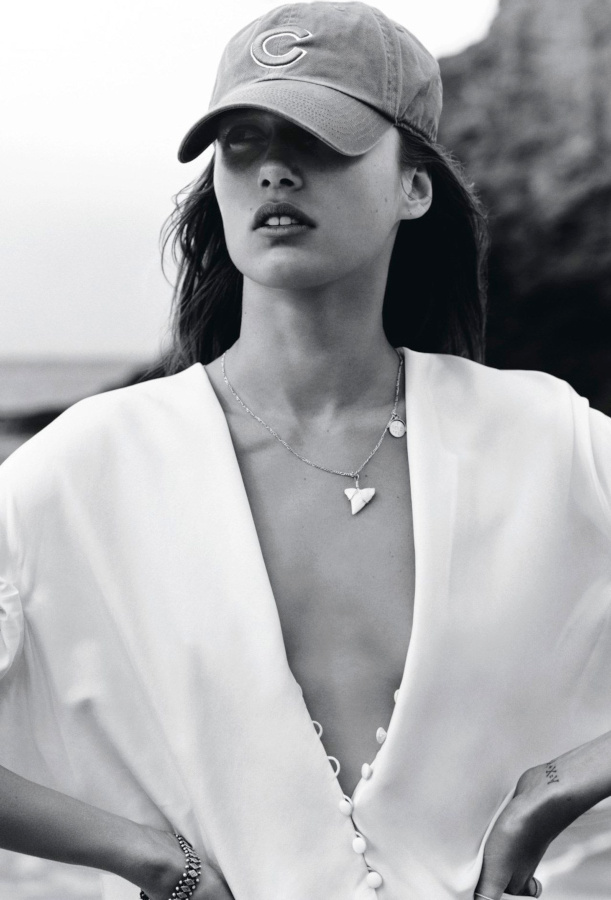 Rien de tel qu'une casquette sportswear pour twister une robe blanche estivale !