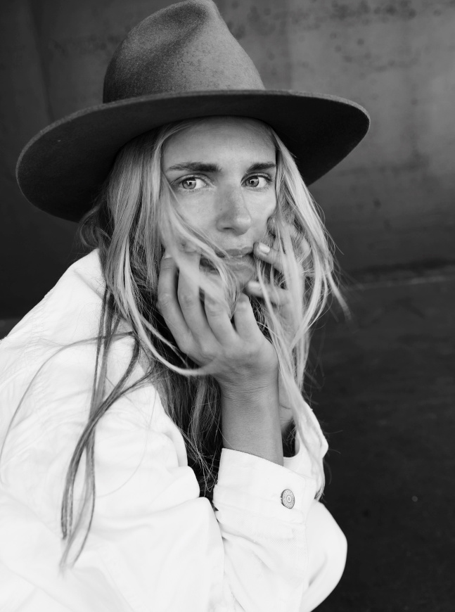 Cheveux coiffs/dcoiffs + feutre  bords longs + veste en jean = le bon mix