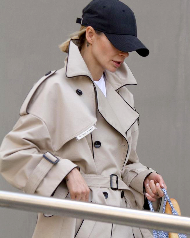 Casquette bleu marine + trench oversize ceintur = le bon mix