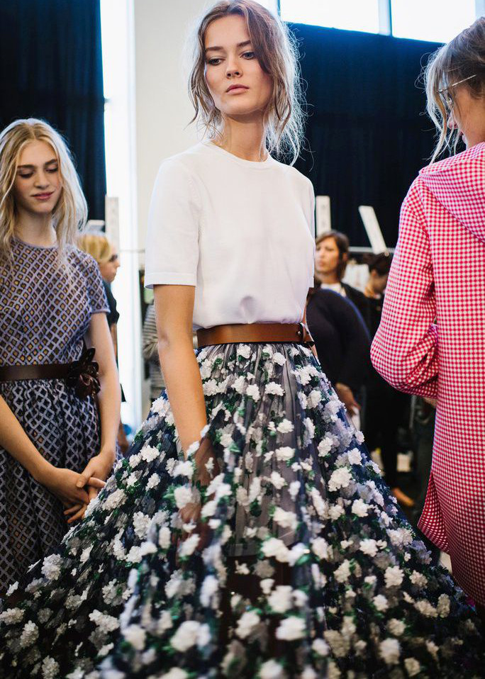 Le tee-shirt blanc, le meilleur alli des jupes sophistiques !