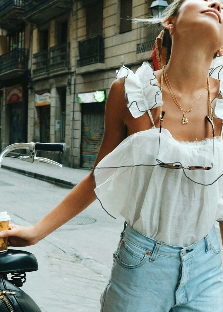 Rien de tel qu'un caraco froufroutant pour insuffler une bonne dose de romantisme  un jean clair taille haute !