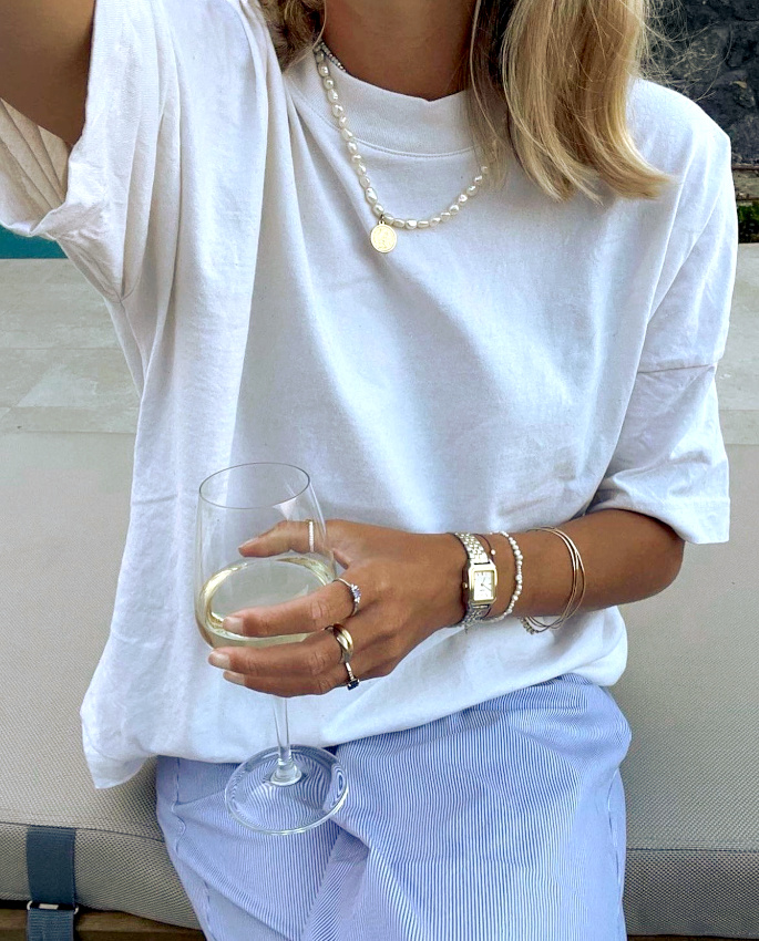 Plus la tenue est simple, plus l'accumulation de bijoux sonne juste !