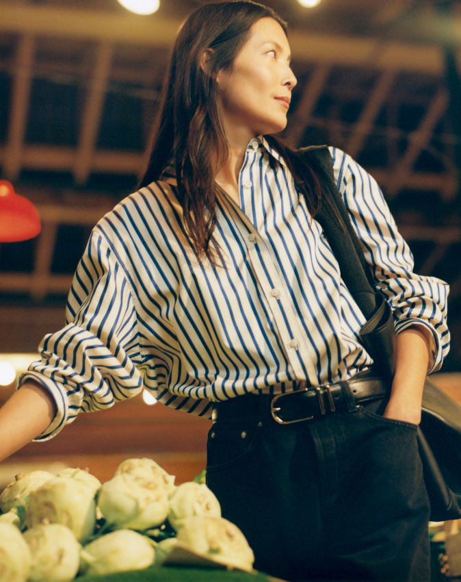 Rien de tel qu'une chemise raye bleu et blanc pour twister sobrement un jean noir !