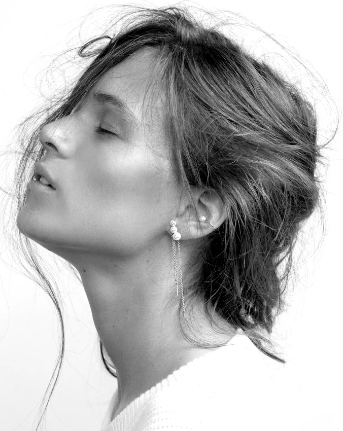 Rien de tel qu'une paire de boucles d'oreilles fines et originales pour accompagner une coiffure nonchalante !