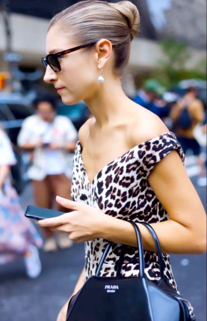 Trait en mode glamour rtro, le lopard ne manque de charme !