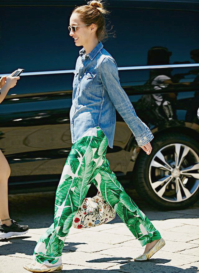 Chemise en jean + pantalon imprim = le bon mix