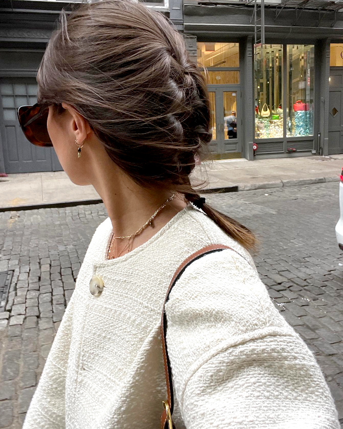 Ne jamais sous-estimer le charme des coiffures sophistiques lgrement dcoiffes !