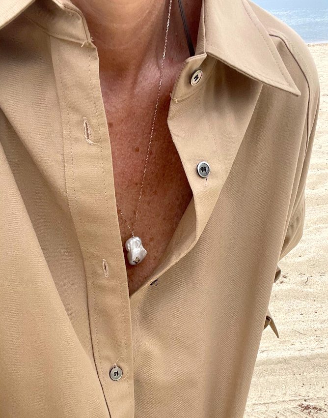 Robe chemise minimaliste + pendentif impactant = le bon mix