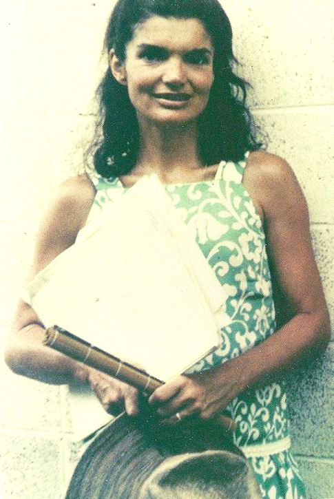 Rien de tel qu'un bronzage caramel pour booster un imprim blanc sur fond vert !