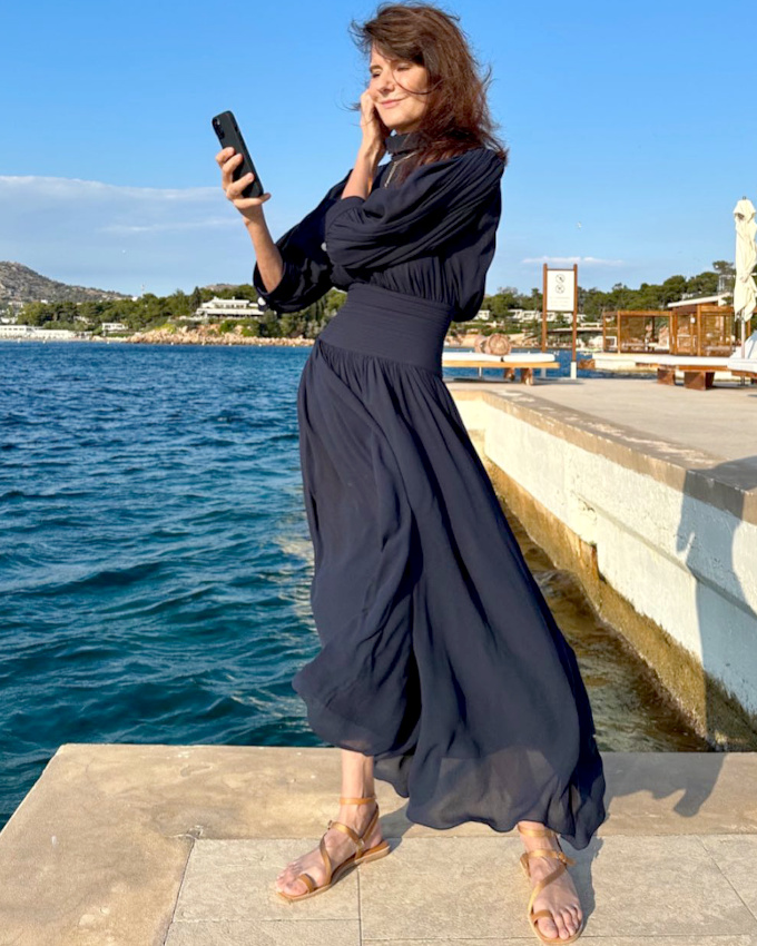 Oui au duo robe chic/sandales plates minimalistes !