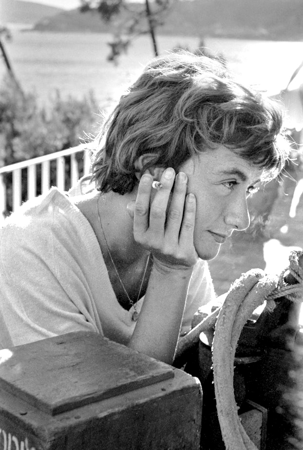 Tee-shirt blanc + coupe garonne + mine espigle/mlancolique = le bon mix