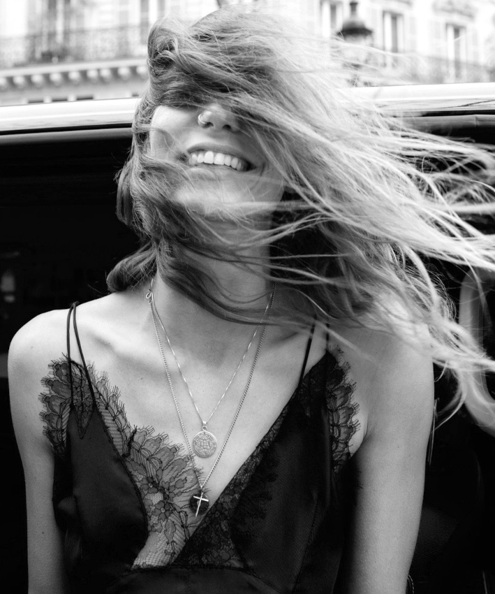 Mlant caraco sensuel, chevelure sauvage et duo de pendentifs, ce look a tout bon !