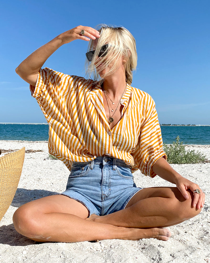 La chemise ample, le meilleur alli du short en jean taille haute !