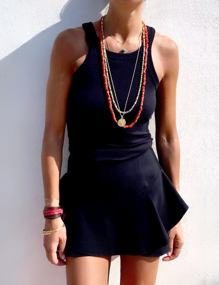 Oui au monochrome noir �gay� par quelques bijoux rouges et dor�s !