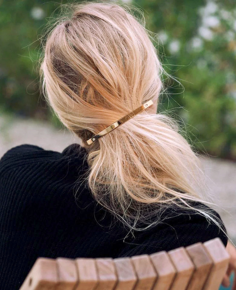 Cheveux coiff�s/d�coiff�s + fine barrette rectangulaire = le bon mix