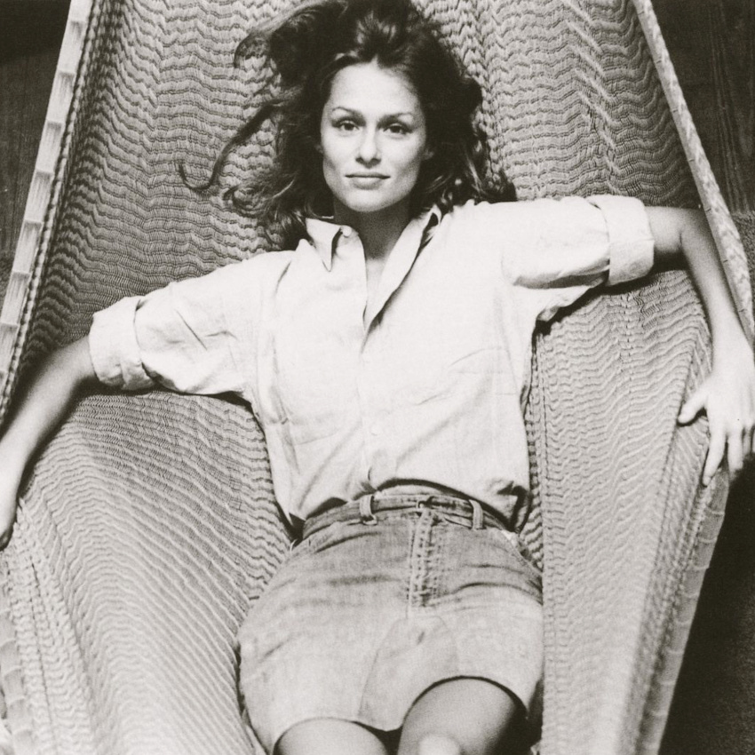 Mini jupe en jean + chemise masculine = le bon mix