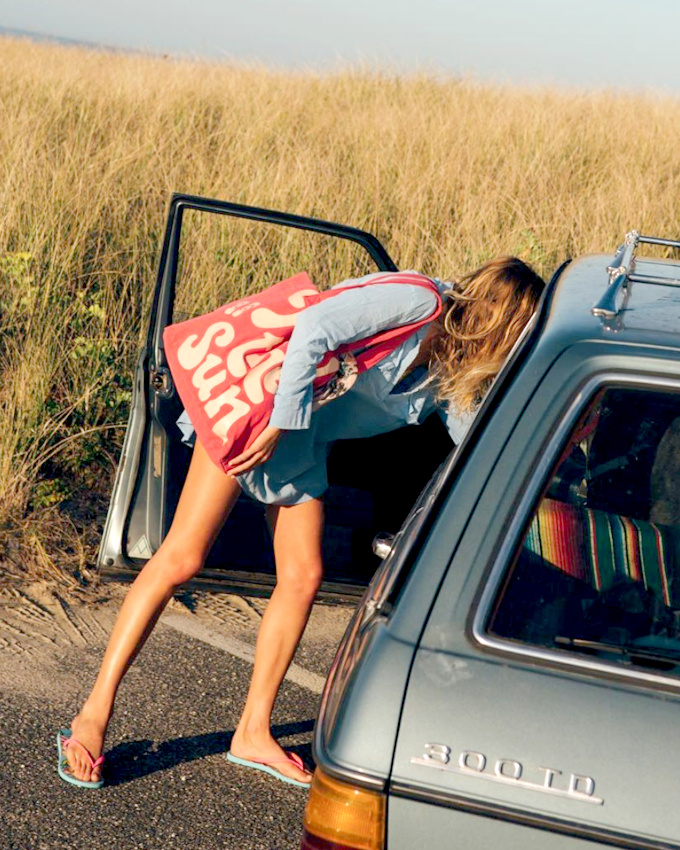 Mini robe liquette bleue + tongs rouge d�lav� + journ�e estivale = le bon mix