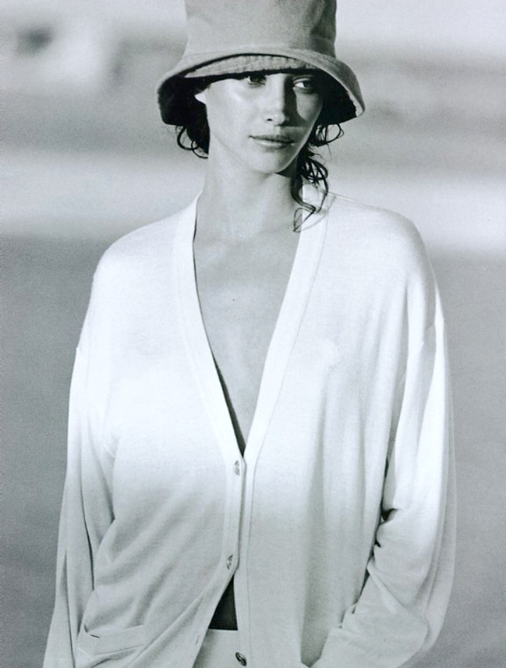 Ne jamais sous-estimer la dimension ultra sensuelle d'un banal gilet porté à même la peau...