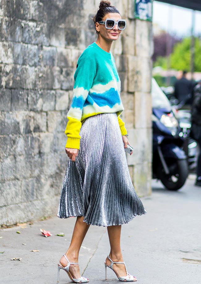 Jupe plissée métallisée + ample pull tie and dye + talons hauts = le bon mix