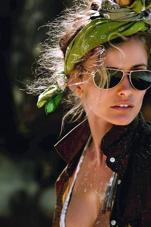 Lunettes aviateur + foulard imprimé bandana noué dans les cheveux = le bon mix