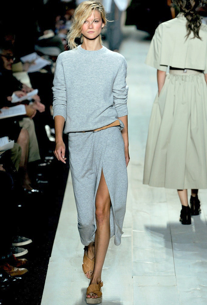 Oui au total look gris relevé d'une touche de camel !