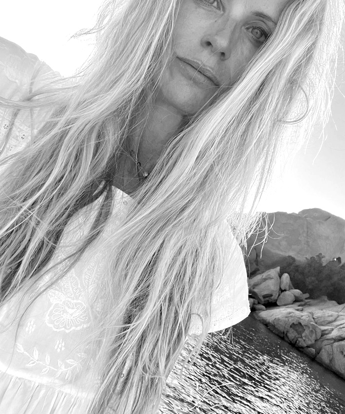 Longue chevelure coiff�e/d�coiff�e + robe esprit drap ancien = le bon mix