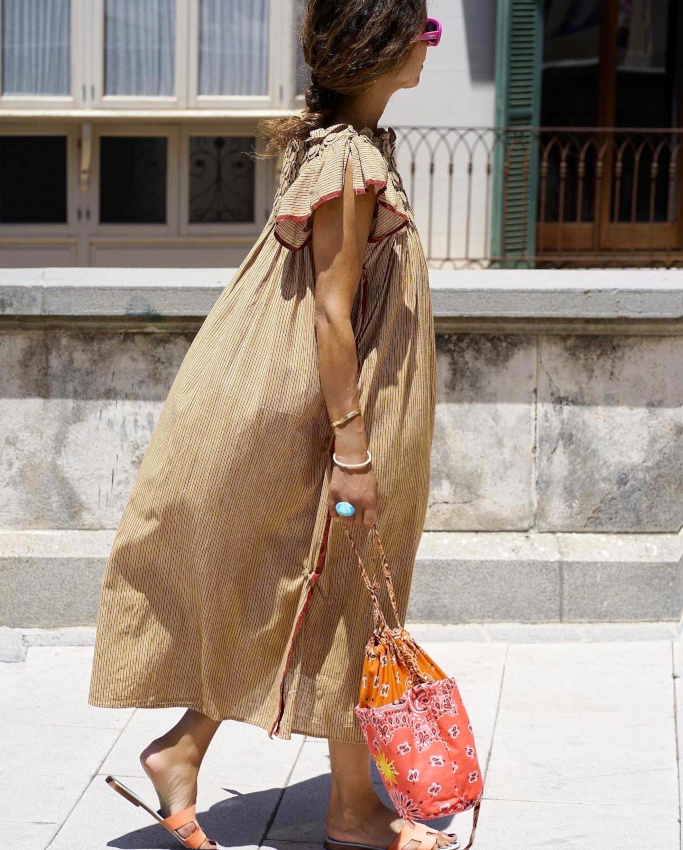 Rien de tel qu'un sac color� et fantaisie pour twister une robe au coloris l�g�rement �teint !