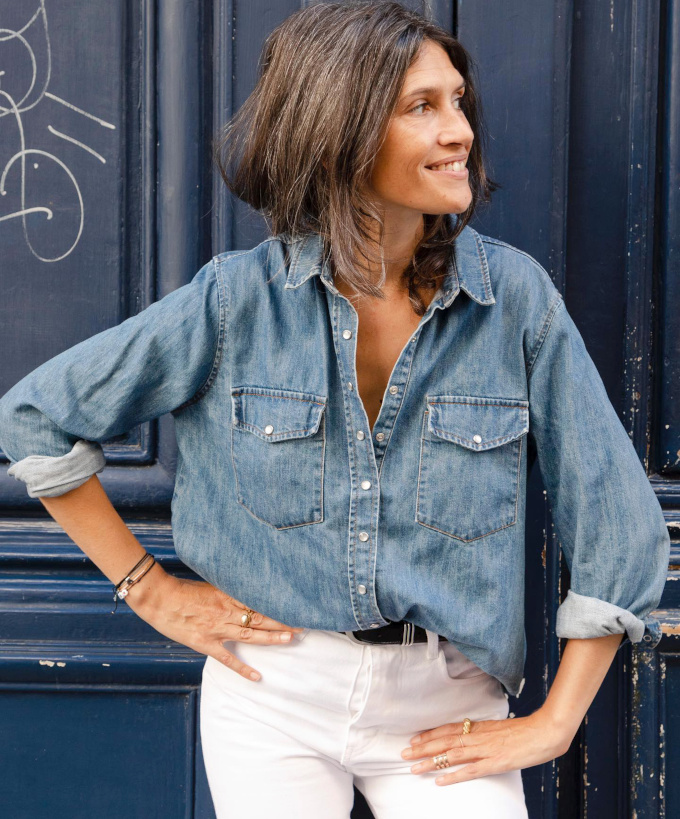 Maxi sourire + chemise en jean un brin ample = le bon mix