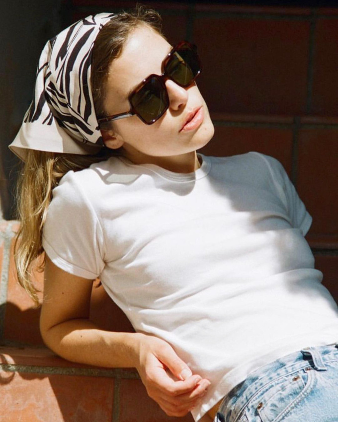 Tee-shirt blanc + fichu noir et blanc = le bon mix