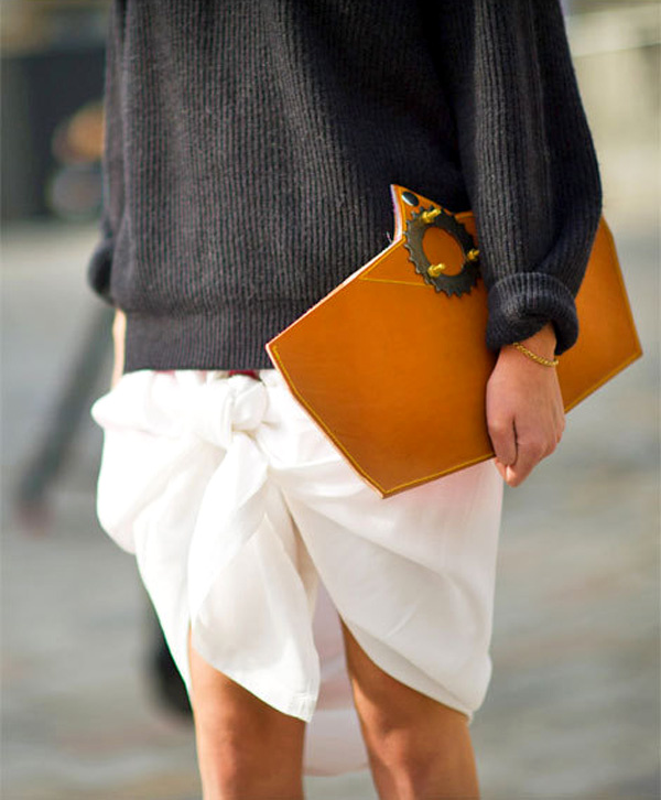 Jupe l�g�re nou�e sur le devant + gros pull = le bon mix