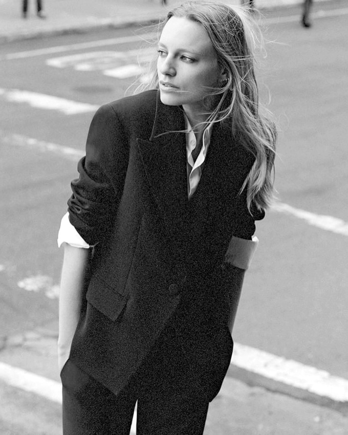 Oui aux manches de blazer remont�es au dessus du coude et dont on laisse d�passer le poignet d'une chemise !