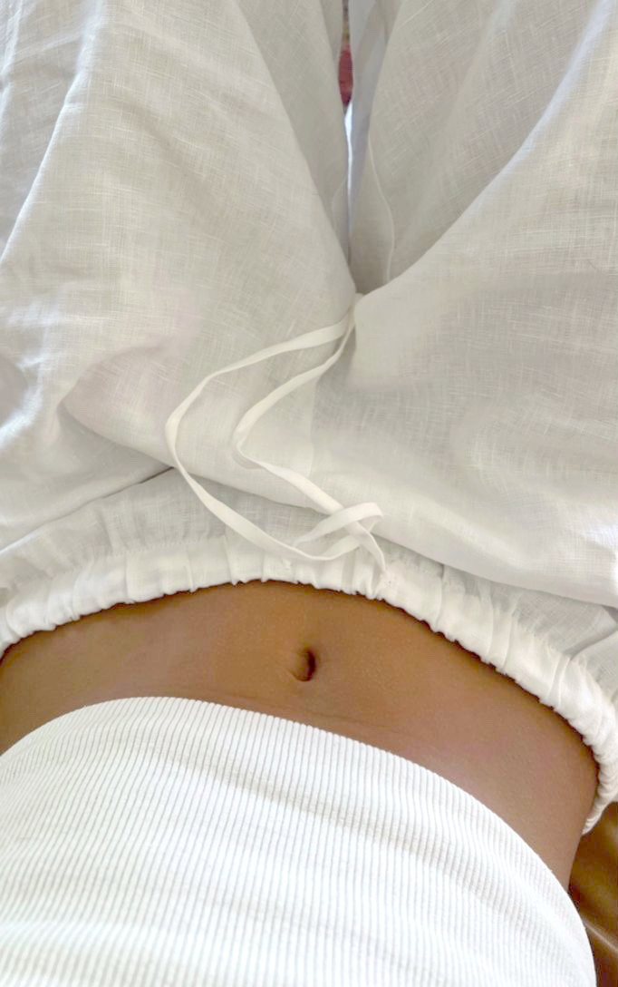 Large pantalon en lin + marcel c�tel� = le bon mix