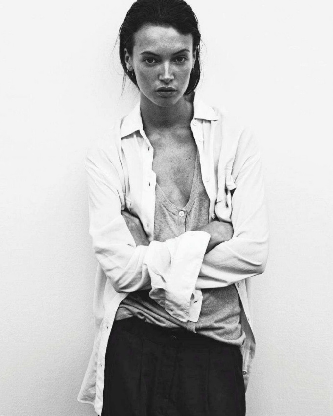 Chemise port�e ouverte + tee-shirt tunisien = le bon mix