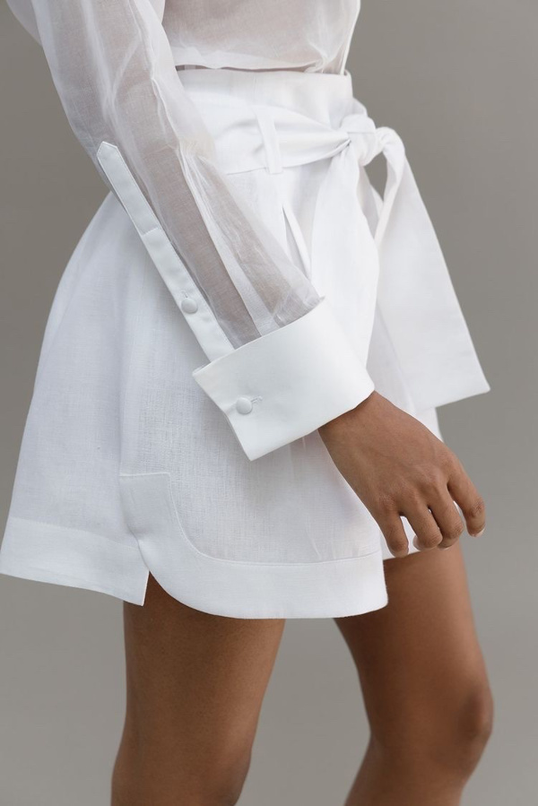 Rien de tel que diverses nuances de transparence pour twister un look monochrome !