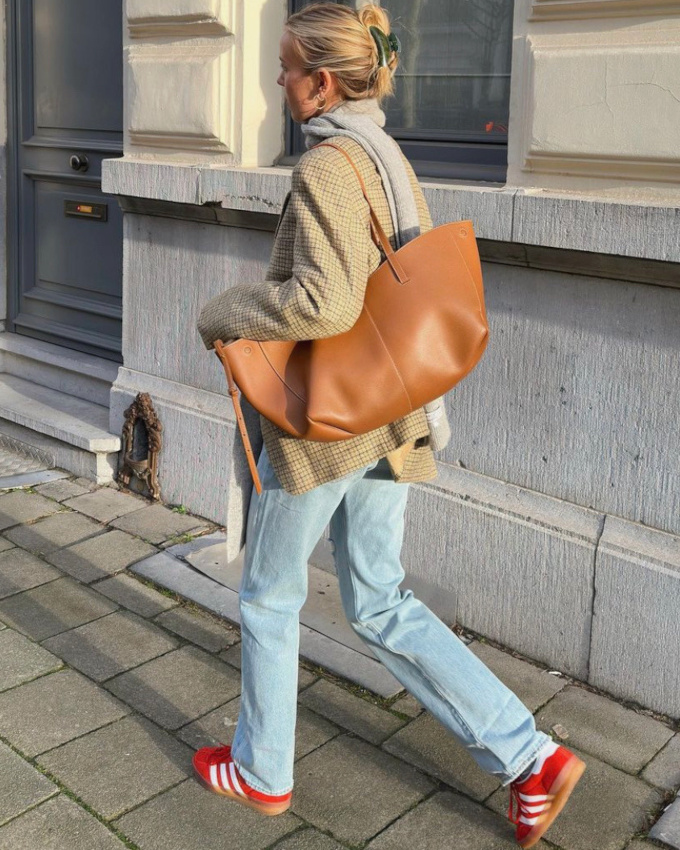 Rien de tel qu'une paire de baskets rouges pour relever un look de rentr�e !