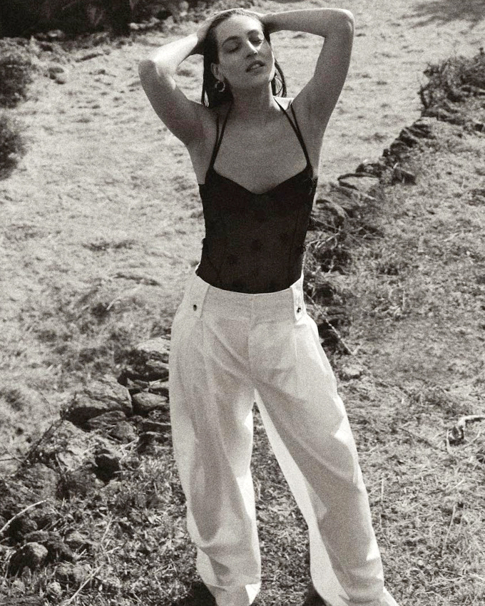 Pantalon large blanc + maillot de bain noir une pi�ce = le bon mix