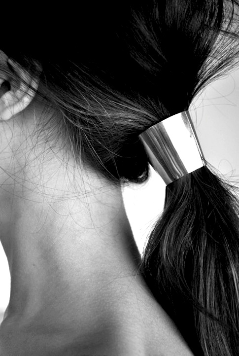 Rien de tel qu'un hair cuff dor� pour twister une queue de cheval coiff�e/d�coiff�e !