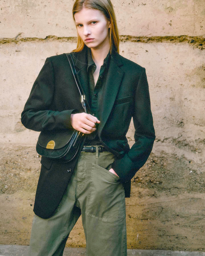 Pantalon militaire + blazer esprit smoking = le bon mix