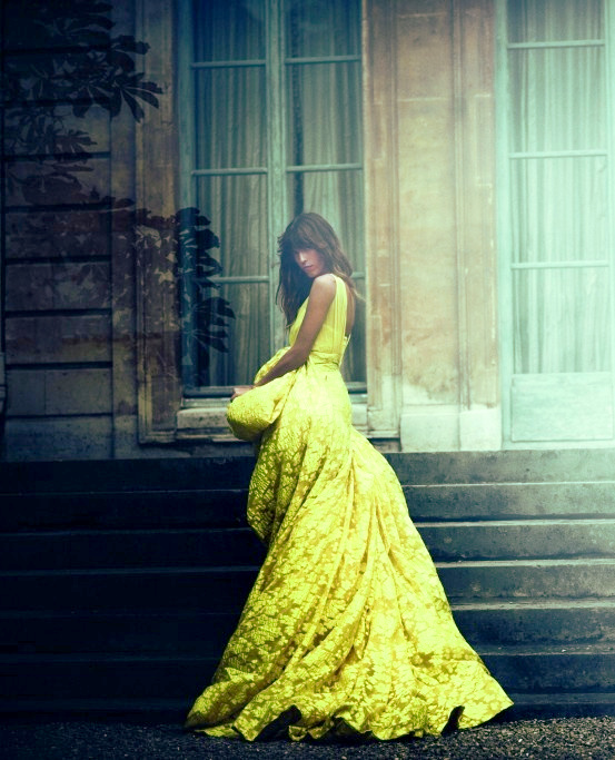 Lou Doillon, sublime en robe de bal bouton d'or !