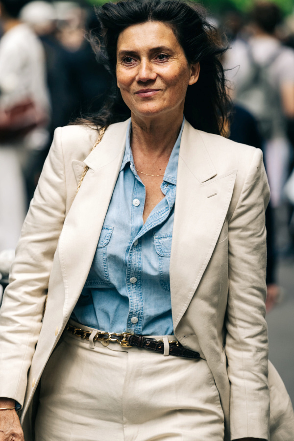 Rien de tel qu'une chemise en jean pour twister facilement un costume classique !