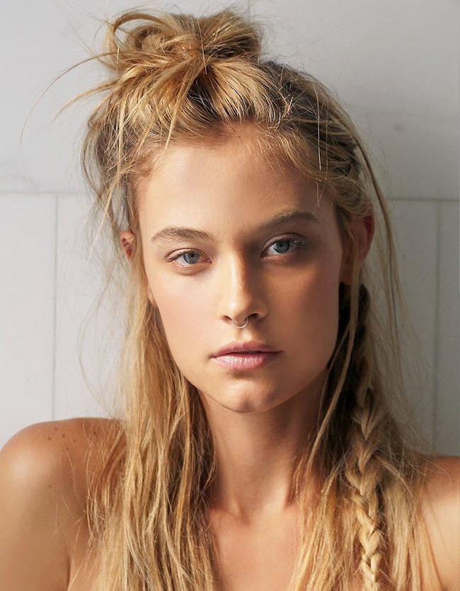 En �t�, on n'h�site pas � mixer tresses, chignon coiff�/d�coiff� et m�ches folles !