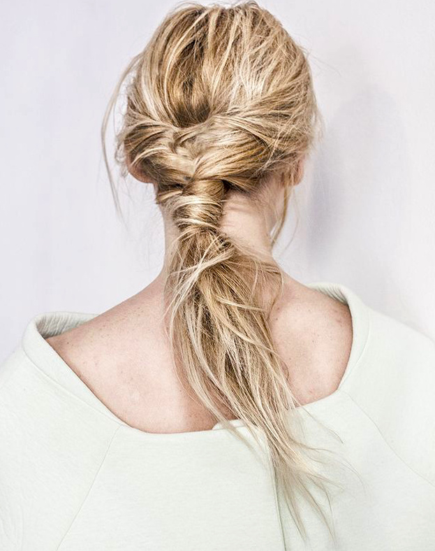 Rien de tel que des cheveux textur�s par un spray surf pour se composer une coiffure faussement n�glig�e !