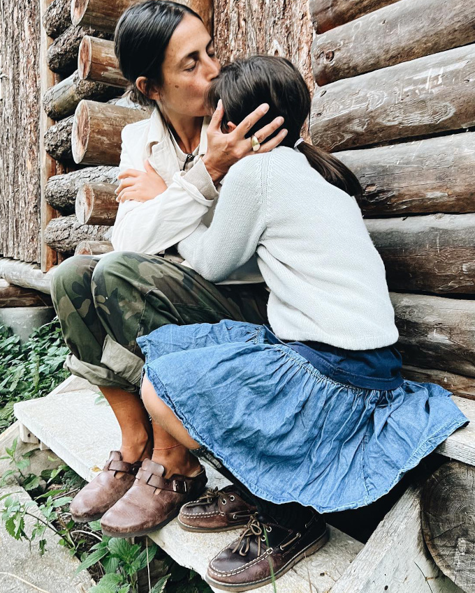 Pantalon camouflage + boston en cuir + complicit� m�re/fille = le bon mix