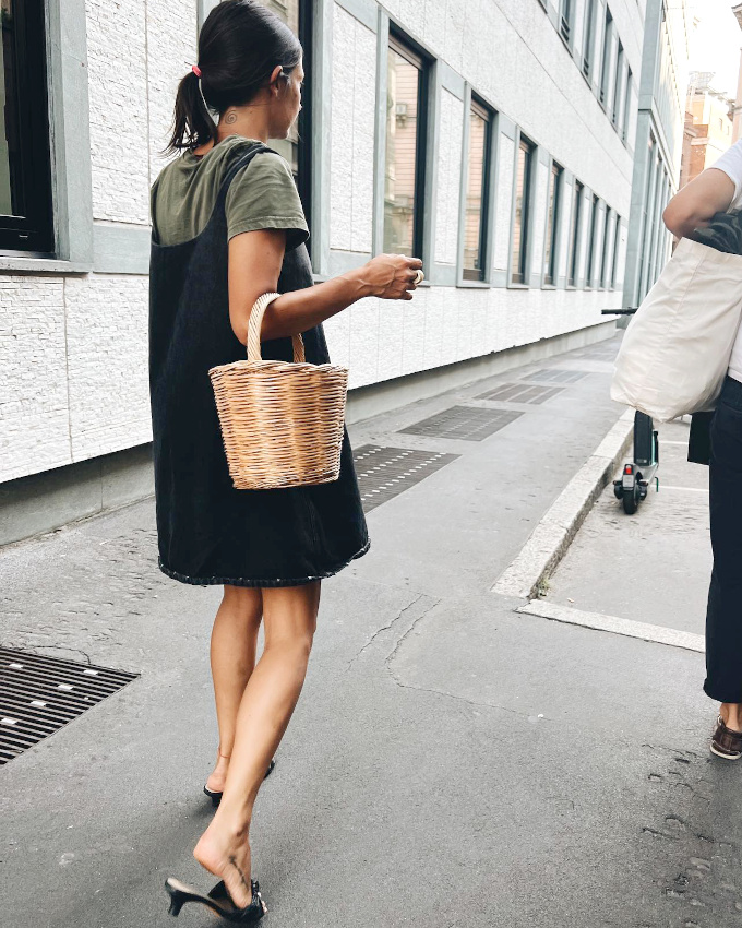 M�lant mini robe chic, tee-shirt loose, panier en osier et mules sobres mais f�minines, ce look a tout bon !