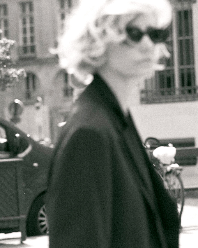 Wanted : une allure floue mais ac�r�e de femme d'affaires !